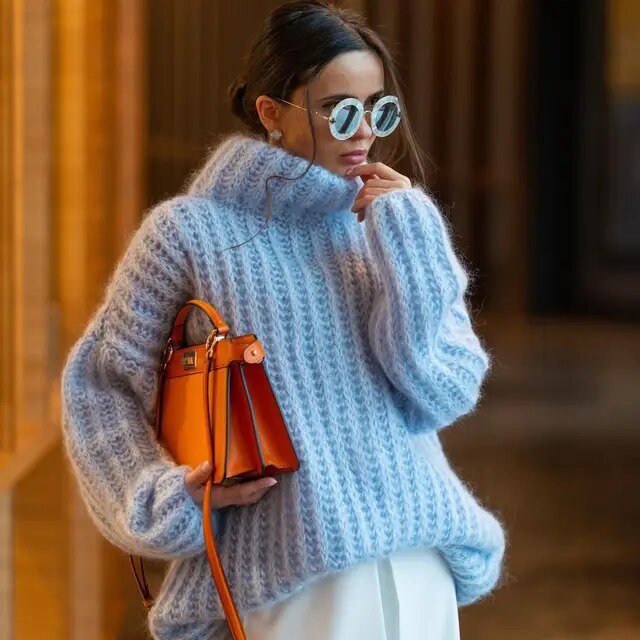Naia - Suéter oversize azul peluche con cuello alto mujer