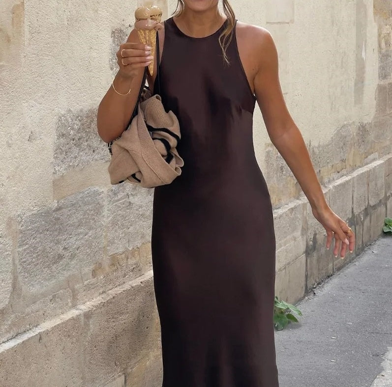 Lena – Elegante vestido midi de satén con tirantes para mujer