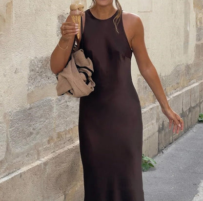 Lena – Elegante vestido midi de satén con tirantes para mujer