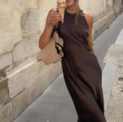 Lena – Elegante vestido midi de satén con tirantes para mujer